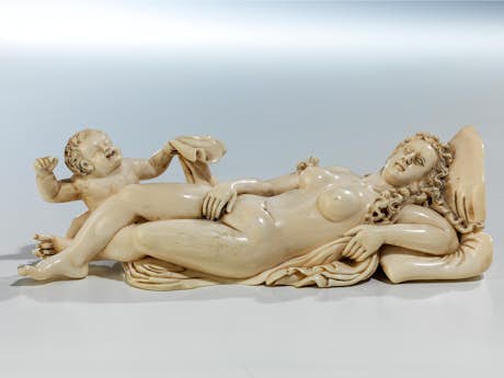 Elfenbeinschnitzfigur einer schlafenden Venus mit Amorknäblein
